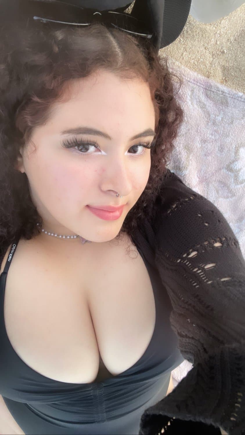 Click to view full size Zorra de buen cuerpo calienta a todos mostrando su enorme culote en bikini