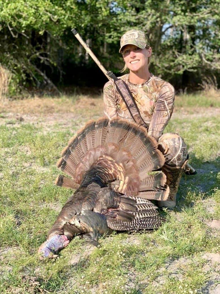 Super hot realtor flashes her nice fakies & tan ass on camera for a G G W shirt