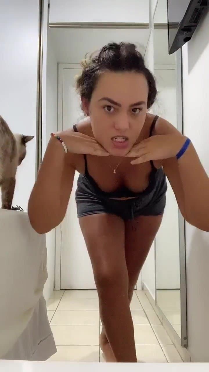 Maria Vitória Batista Cavalcanti se exibindo