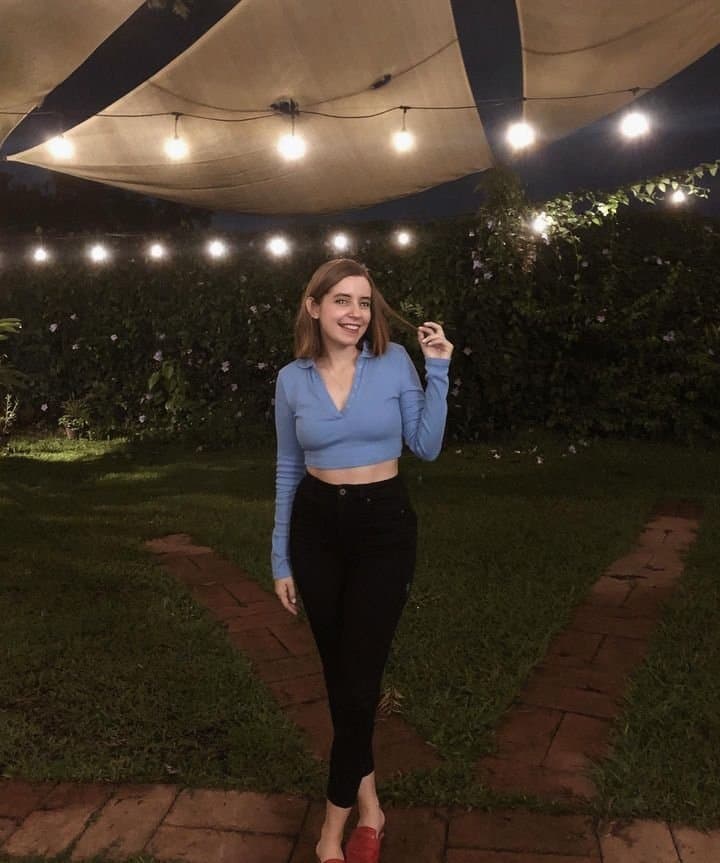 White girl latina good tits and good ass. She lo es show her white ass. (no nude)