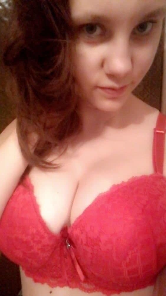 Cute foreigner Karolinka and her bangin natural curves! ?