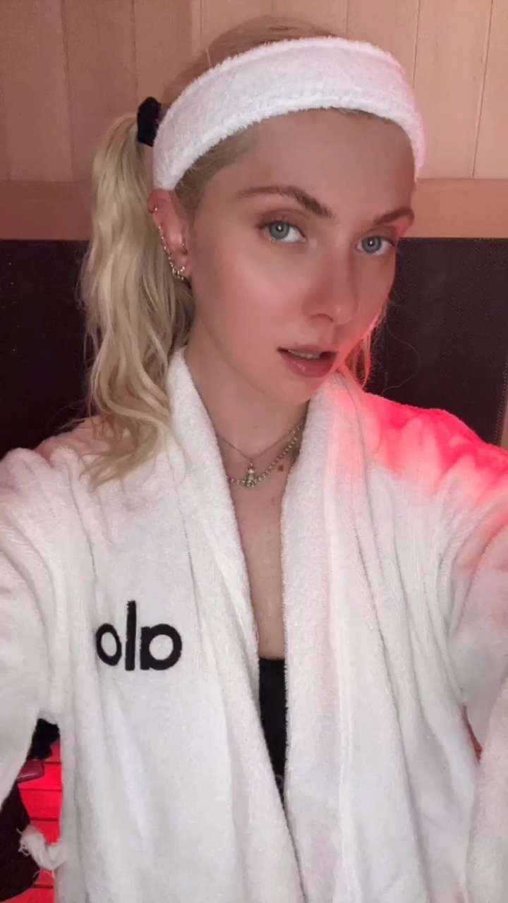 Taylor Momsen Sauna selfies