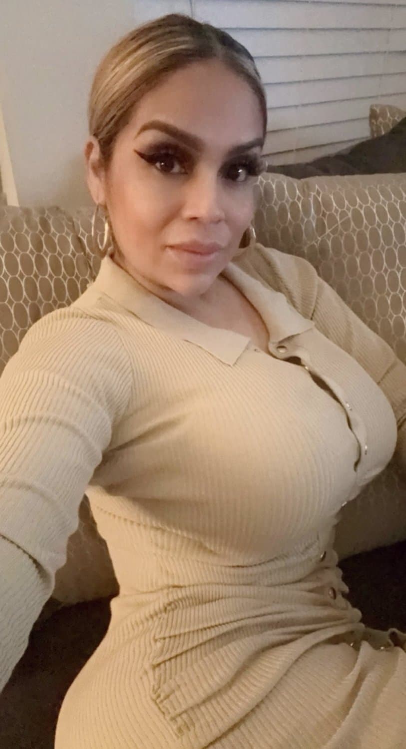 I Was able to get these pics off my milf aunts phone on thanksgiving, Imagine her hidden folder ?