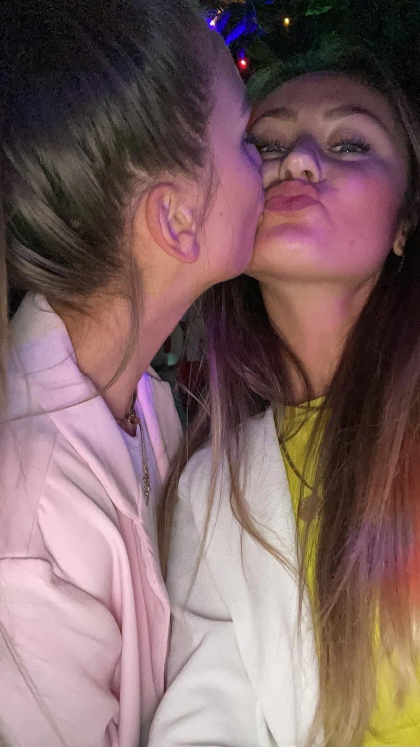 Click to view full size Annika die geile schlampe, dreckige Hure geht Ehemann fremd und macht die Beine für Ausländer breit