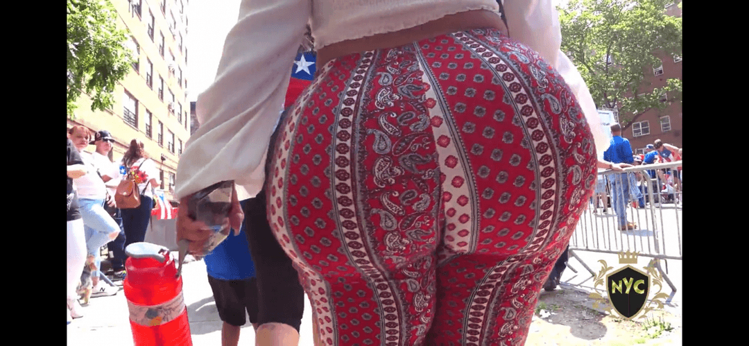 Mega Jigglly Booty latina milf In Leggings