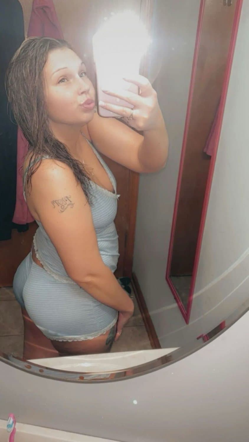 This white bitch got some GOOD WET PHAT PUSSY