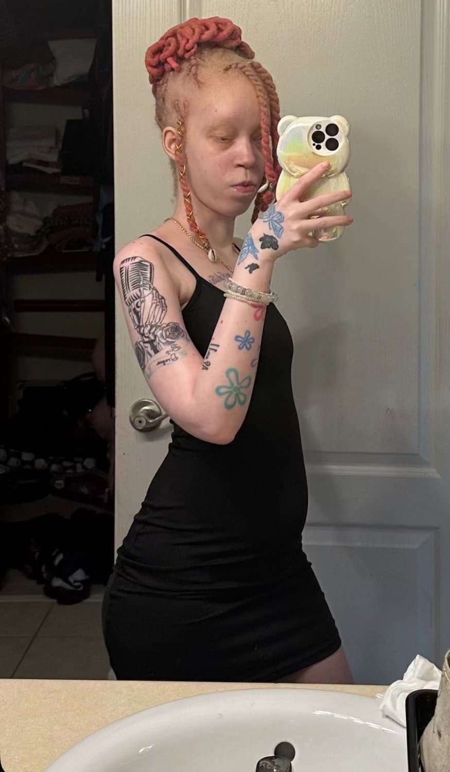 Horny albino girl that can twerk that ass would u fuck her