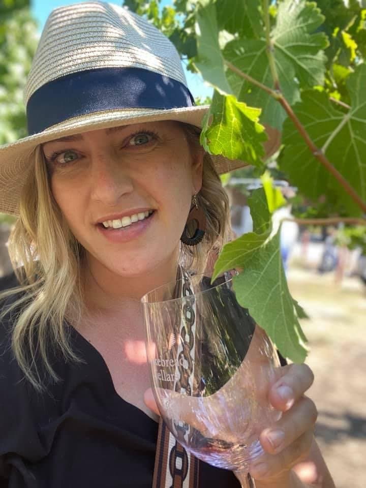 Realt0r hopes the internet forgot when she flashed & fingered herself on spring break