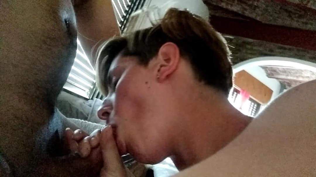 Varias putas argentinas peteando y tragando. Part 2