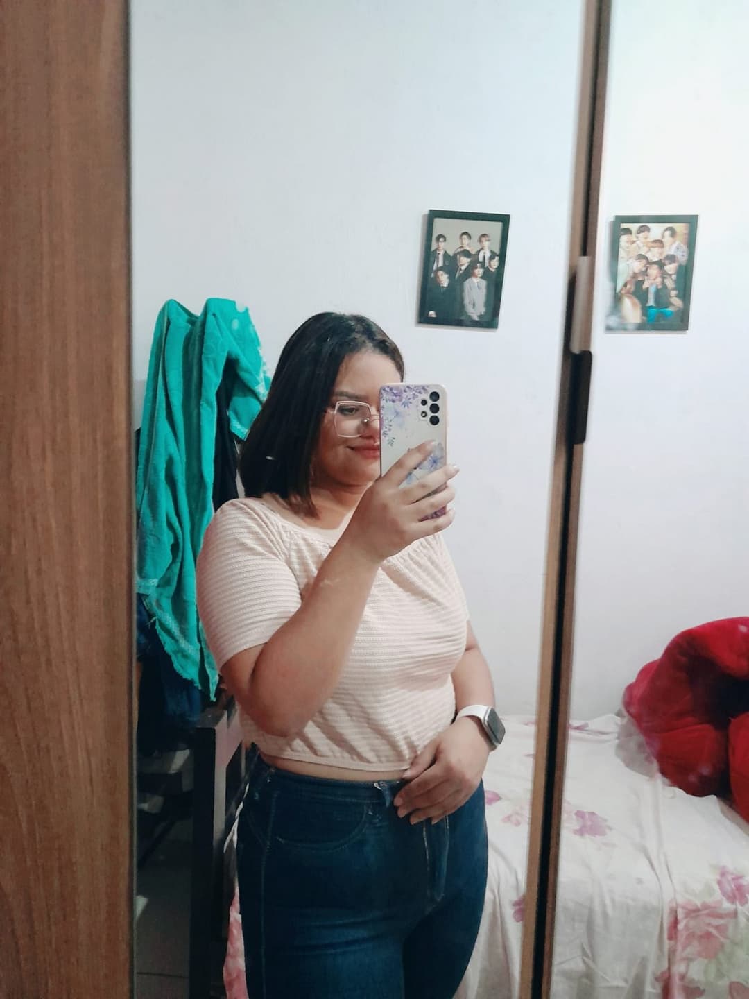 Se escondeu atrás da cama e me mandou vídeo da buceta