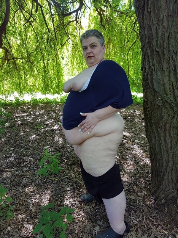 Fatty SSBBW flashes ass and belly in public park