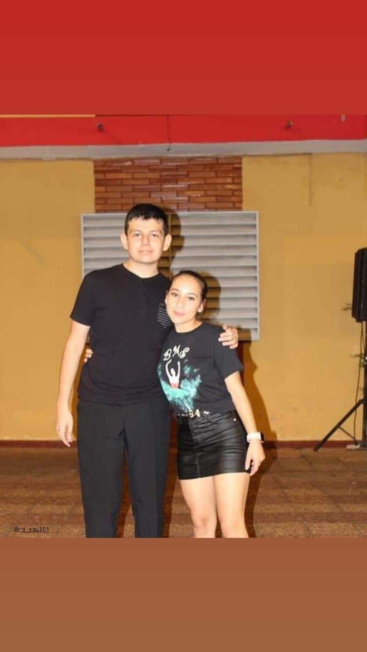 salinas_monserrat con falda de cuero