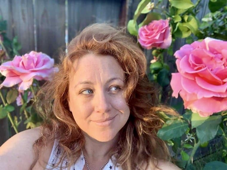 Drunk chick gives a sleazy flash of her pierced titties at Mardi Gras