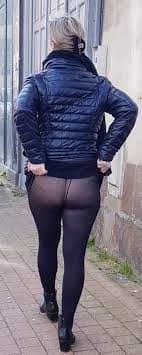 Sophie75 exhib devant des voyeurs dans les bois et ailleurs