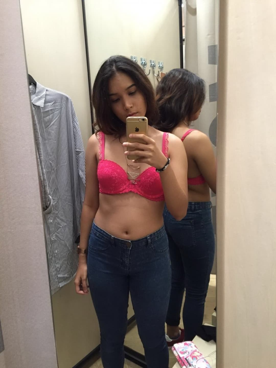Singapore office lady can’t resist nude selfie in the changing room