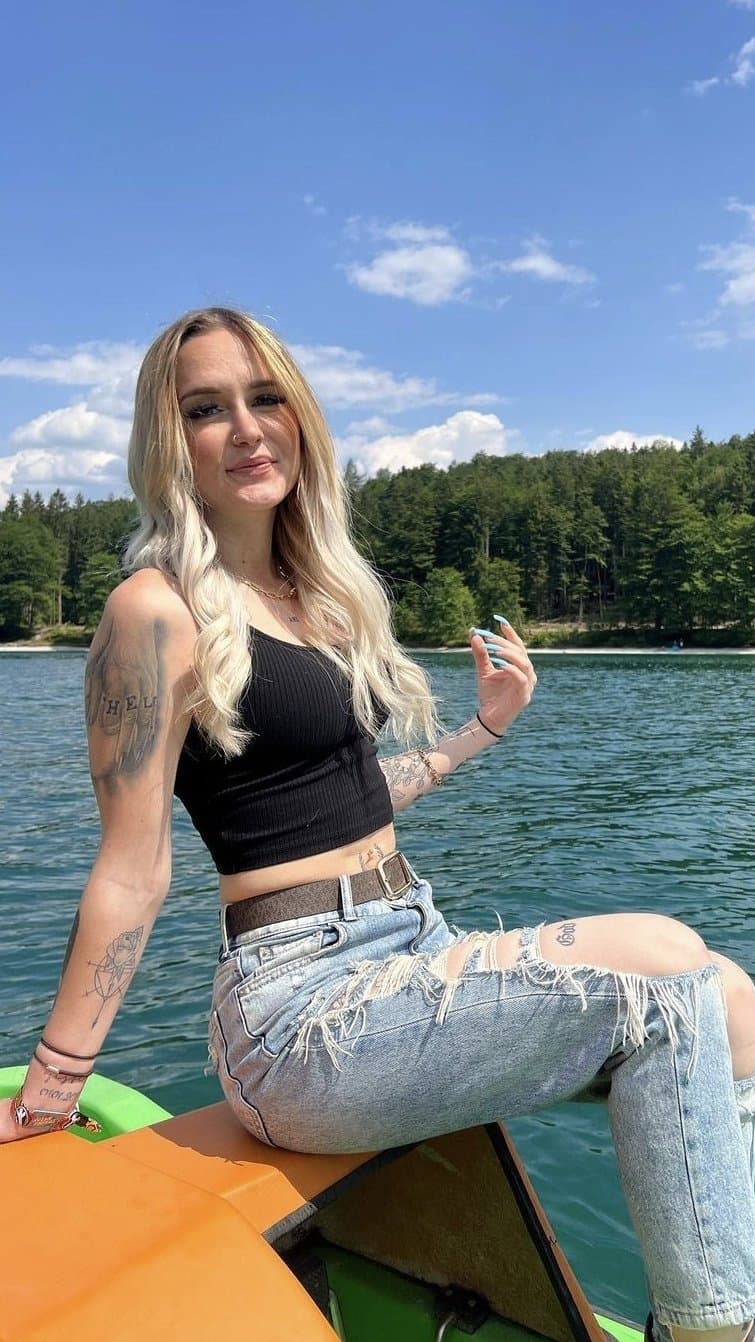 Click to view full size Sexy German slut Jennifer pt. 5