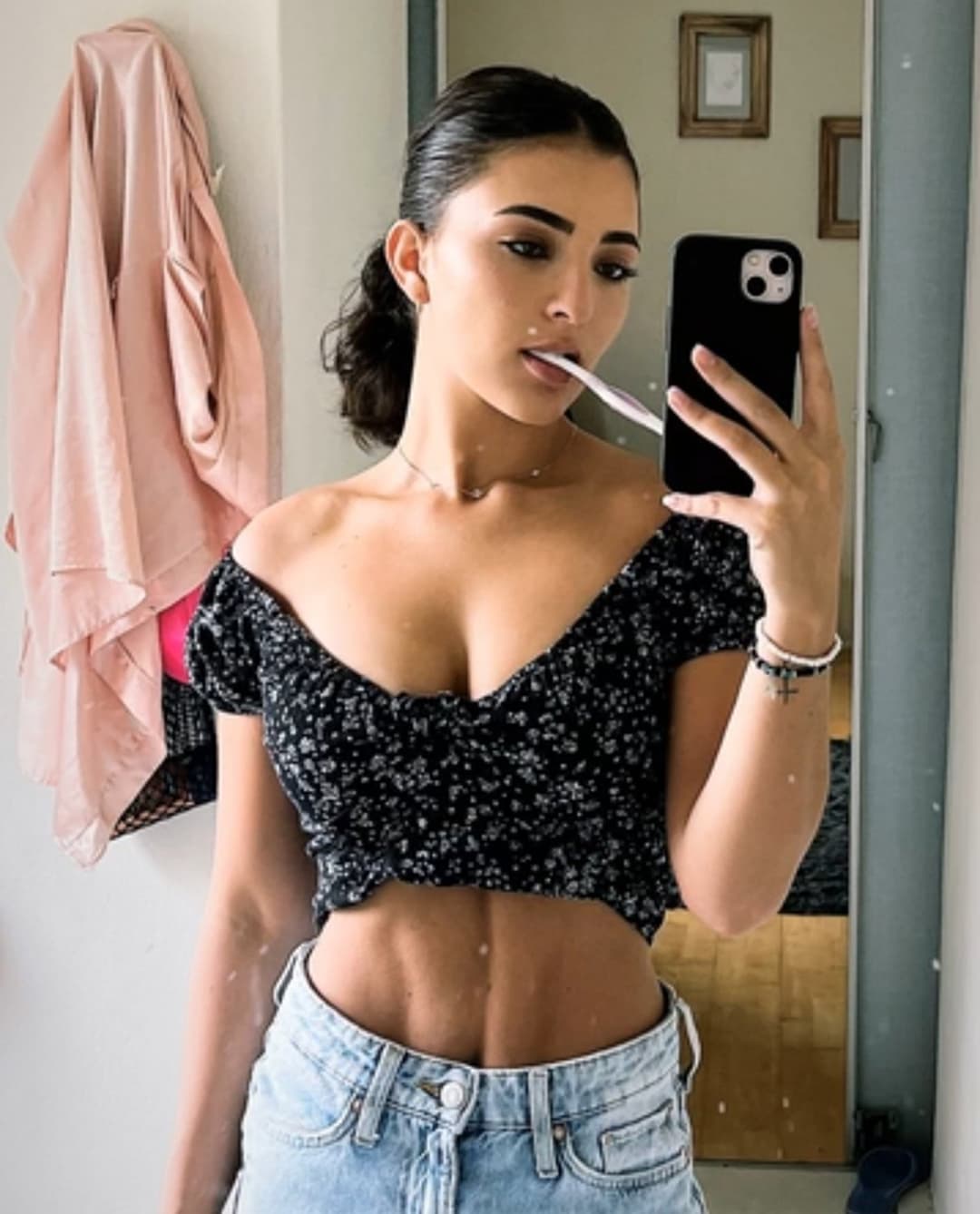 Smoking Hot South African Girl loves showing off her Body