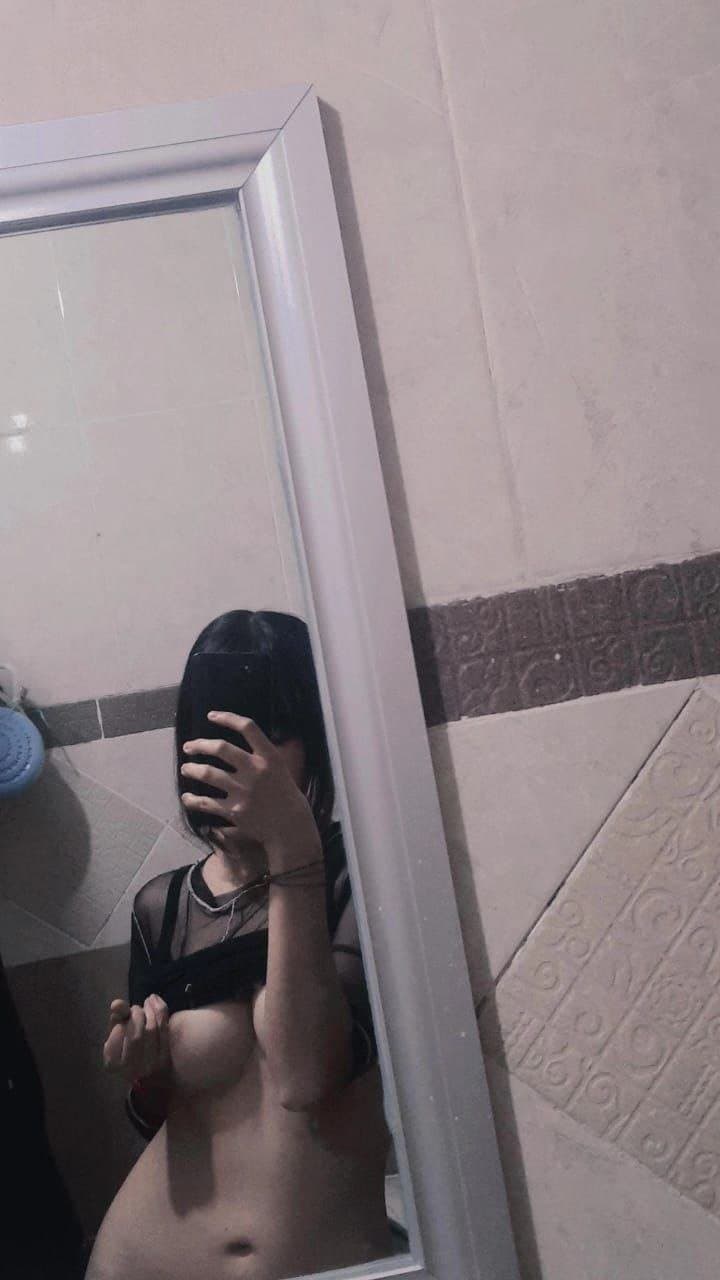 Egirl shows her tits