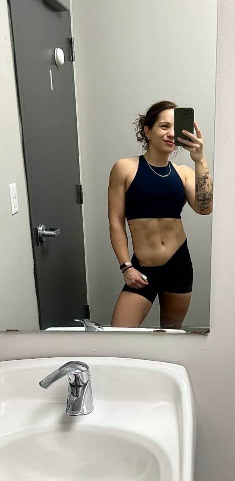 Sexy KIK slut shows off her fit body