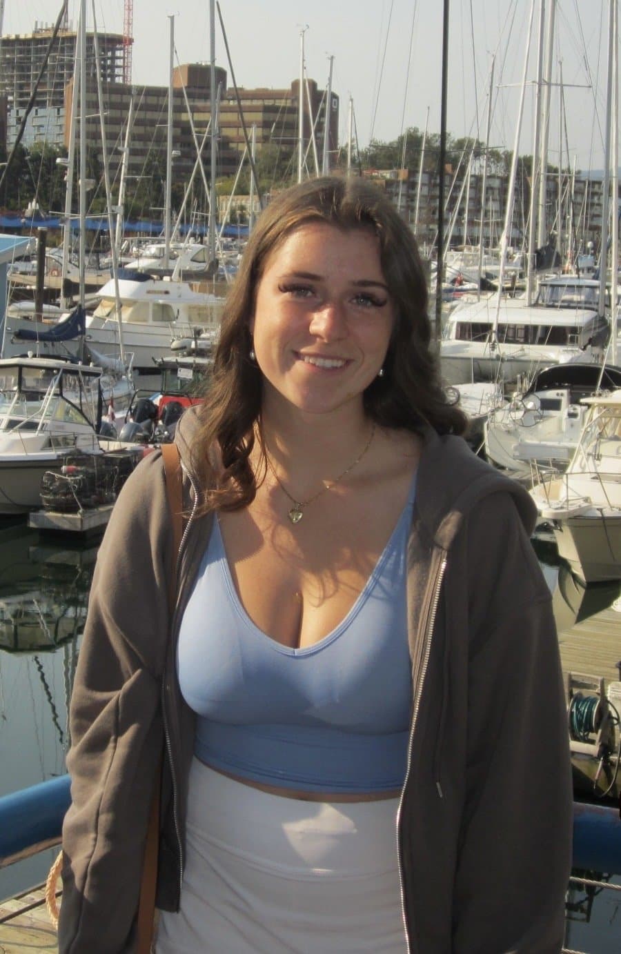 Which sister is hotter Skylar and Alexis