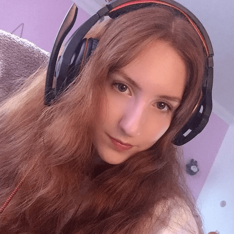 Submitted Redhead Gamer Girl Webslut Miranda