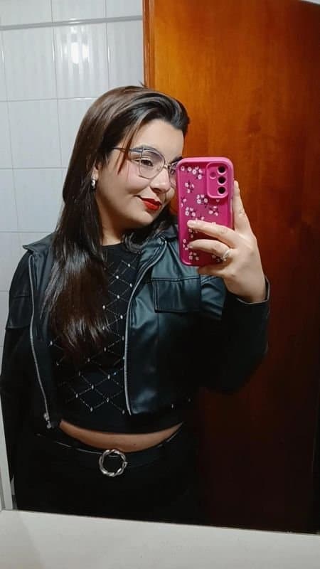 Chica de buen culo jugando con su desodorate lo usa como dildo  aya qe caliente