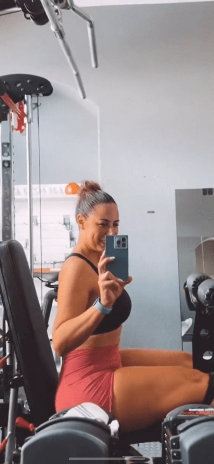 Click to view full size Super MILF Robyn fields