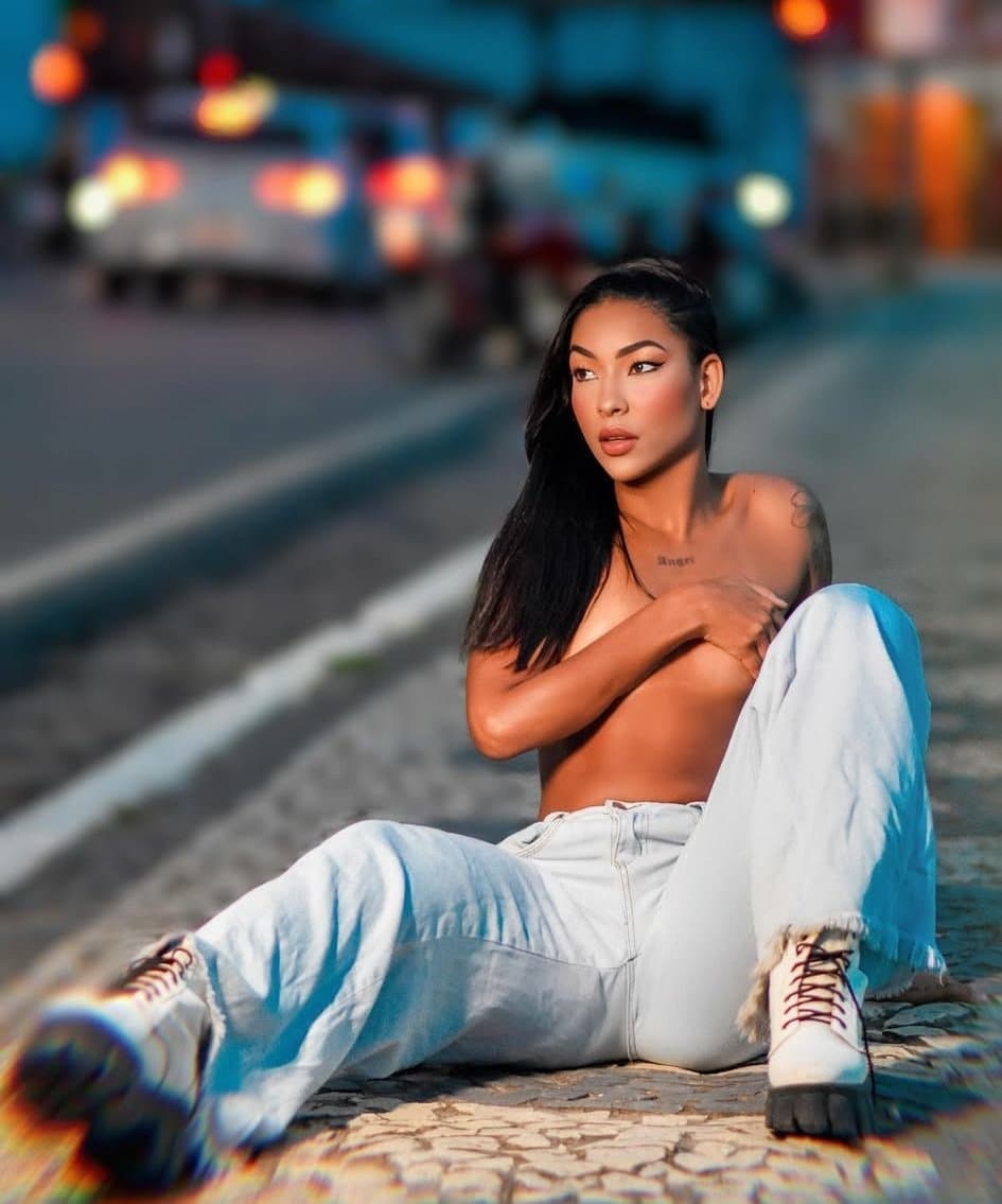 Das irmãs vc vai de qual magrinha ou a rabuda? Alana ou Alana ?