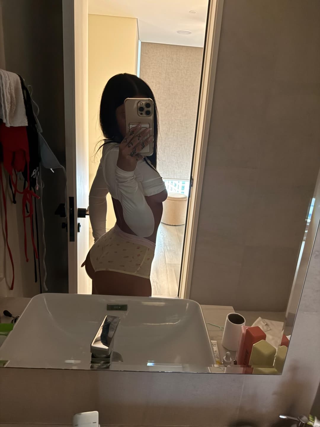 4’11 n doing things i probably shouldn’t ? bio