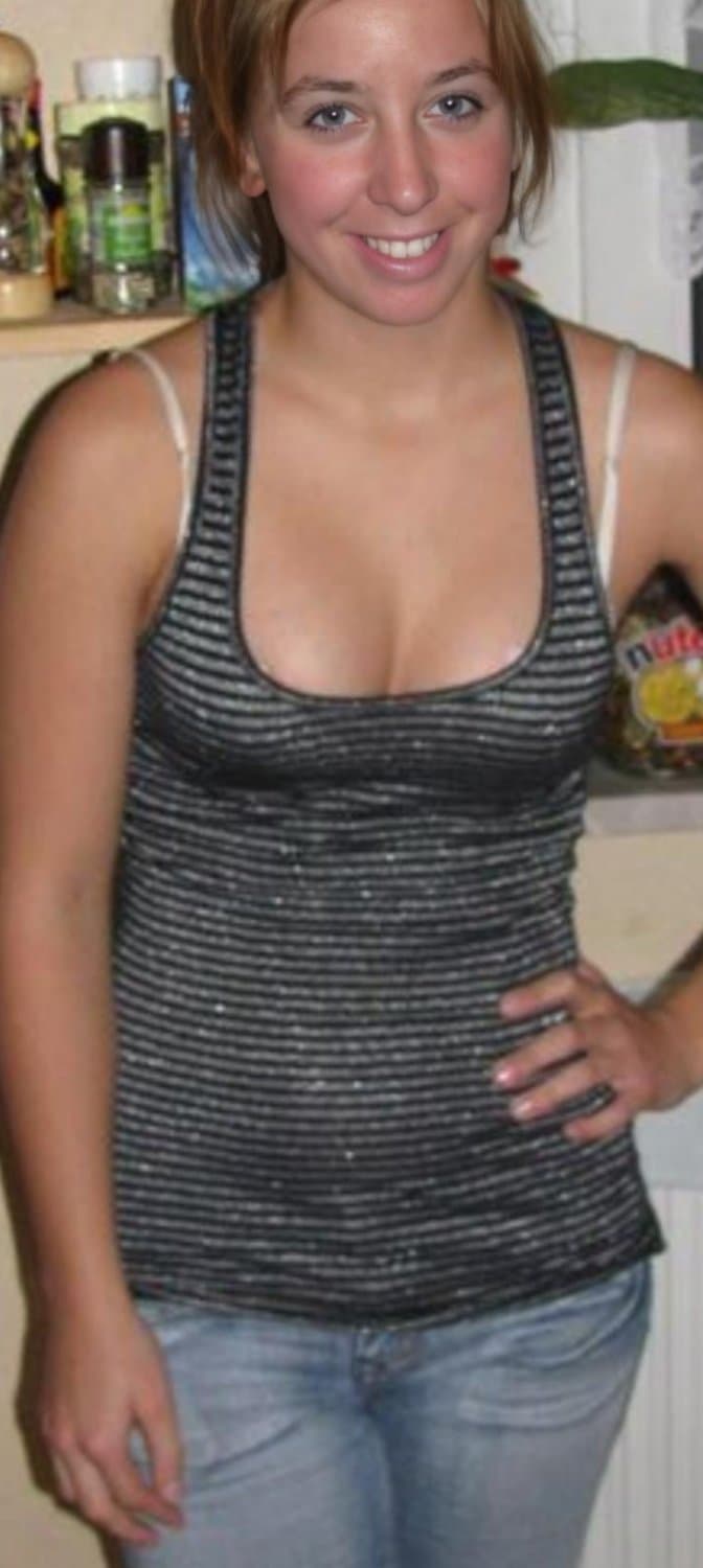 Alicia la mujer de un amigo encontré estás fotos en el móvil del amigo cuando lo arregle...