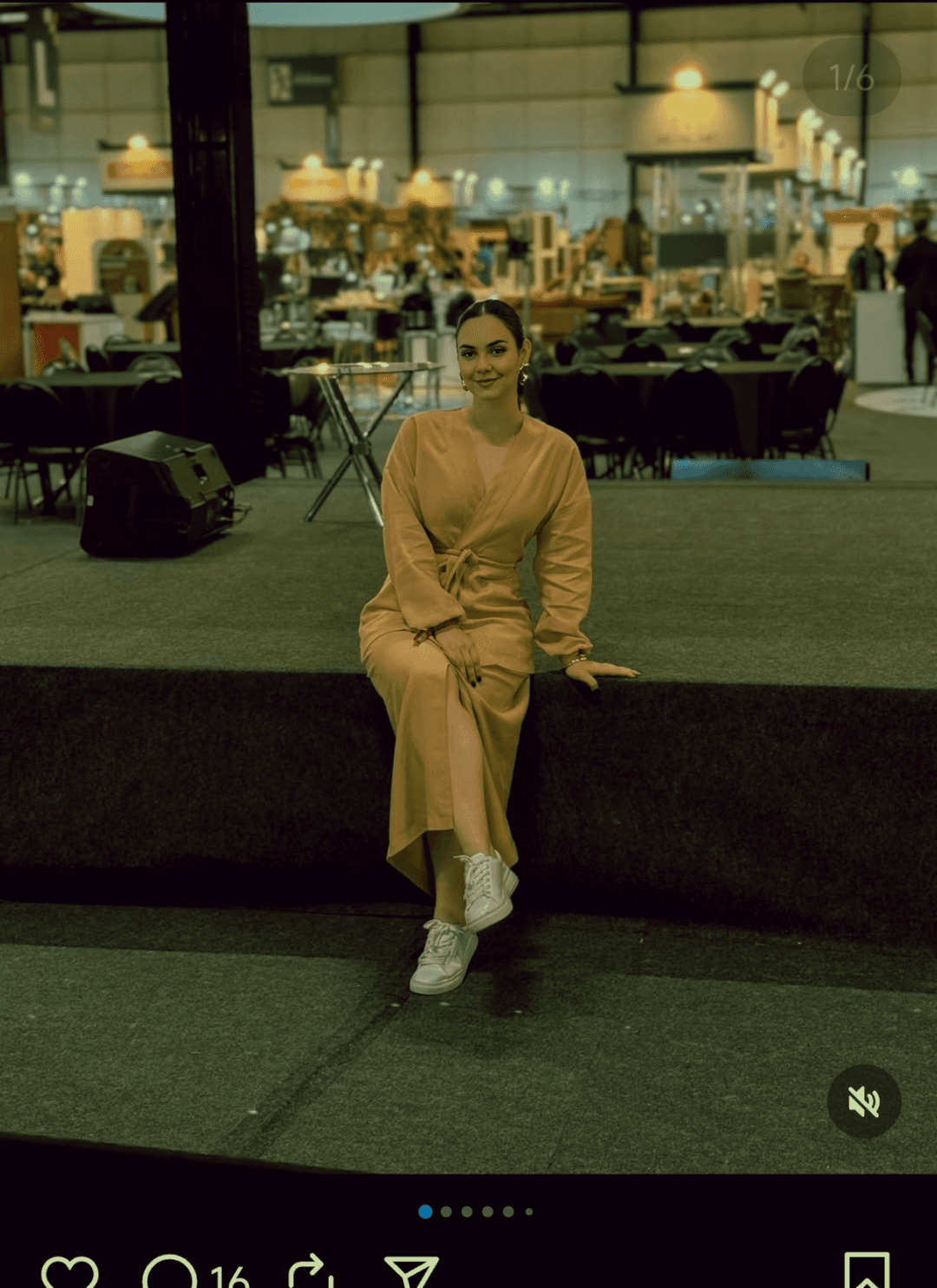 brunette nerd speaker, Instagram famous, showing her ass, anal, hot ass IA