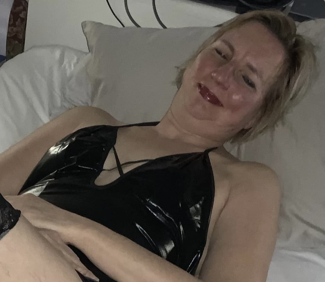 Highheels hotwife Jenna cums dildoing