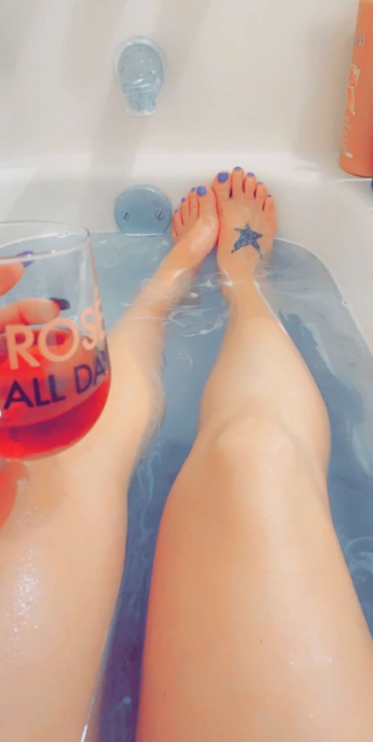 Amateur MILF with a fat pussy and pretty feet taking a bubble bath