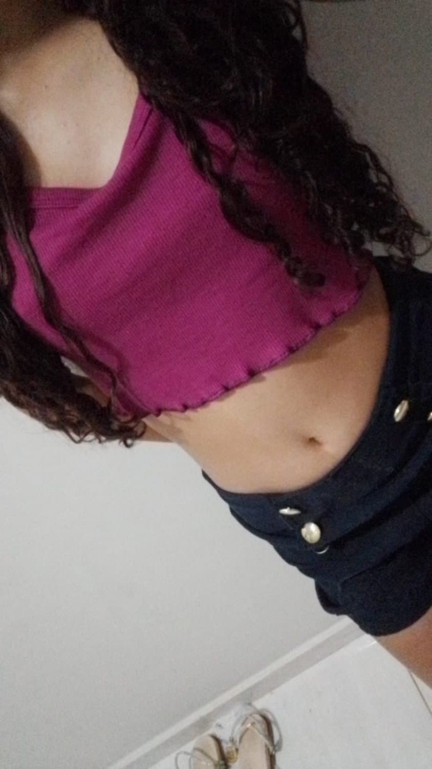 Novinha magrela dando e pagando boquete até gozarem nela!! Branquinha safada