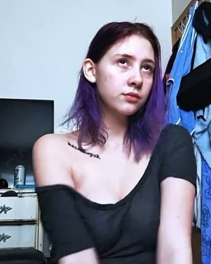 Hot 18 girl from Tiktok and Snapchat braless and showing boobs