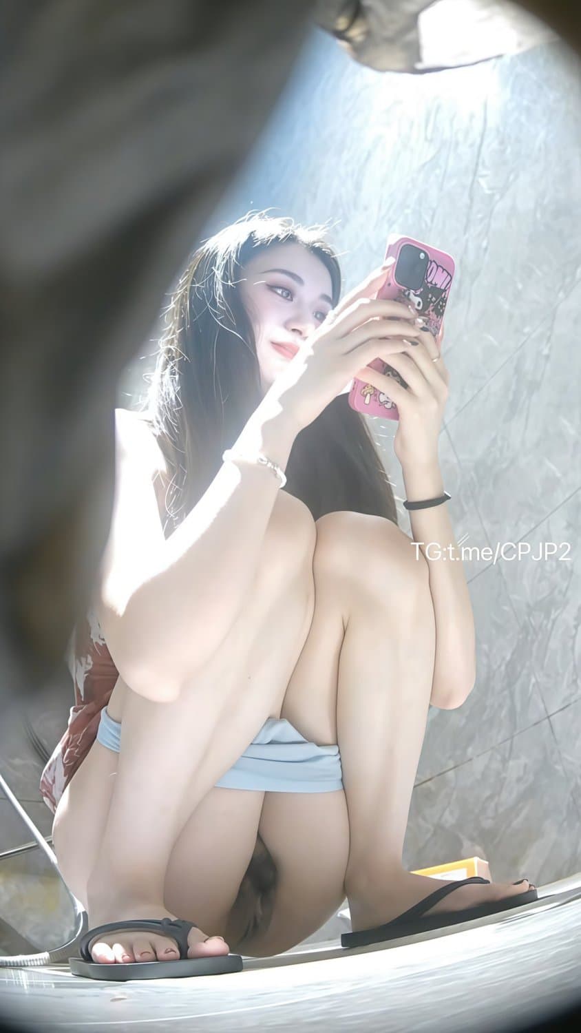 Cute Chinese Girl Pissing