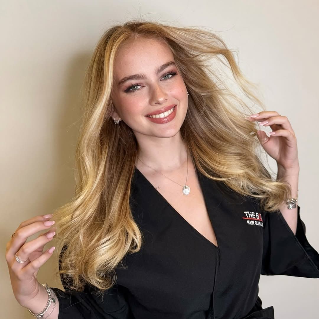 La puta tetona de Giulia, esta recien desbloqueada con 18?lista para recibir una cogida brutal