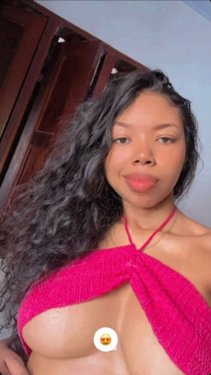 vazou!! moreninha chupando o pau do namorado com vontade