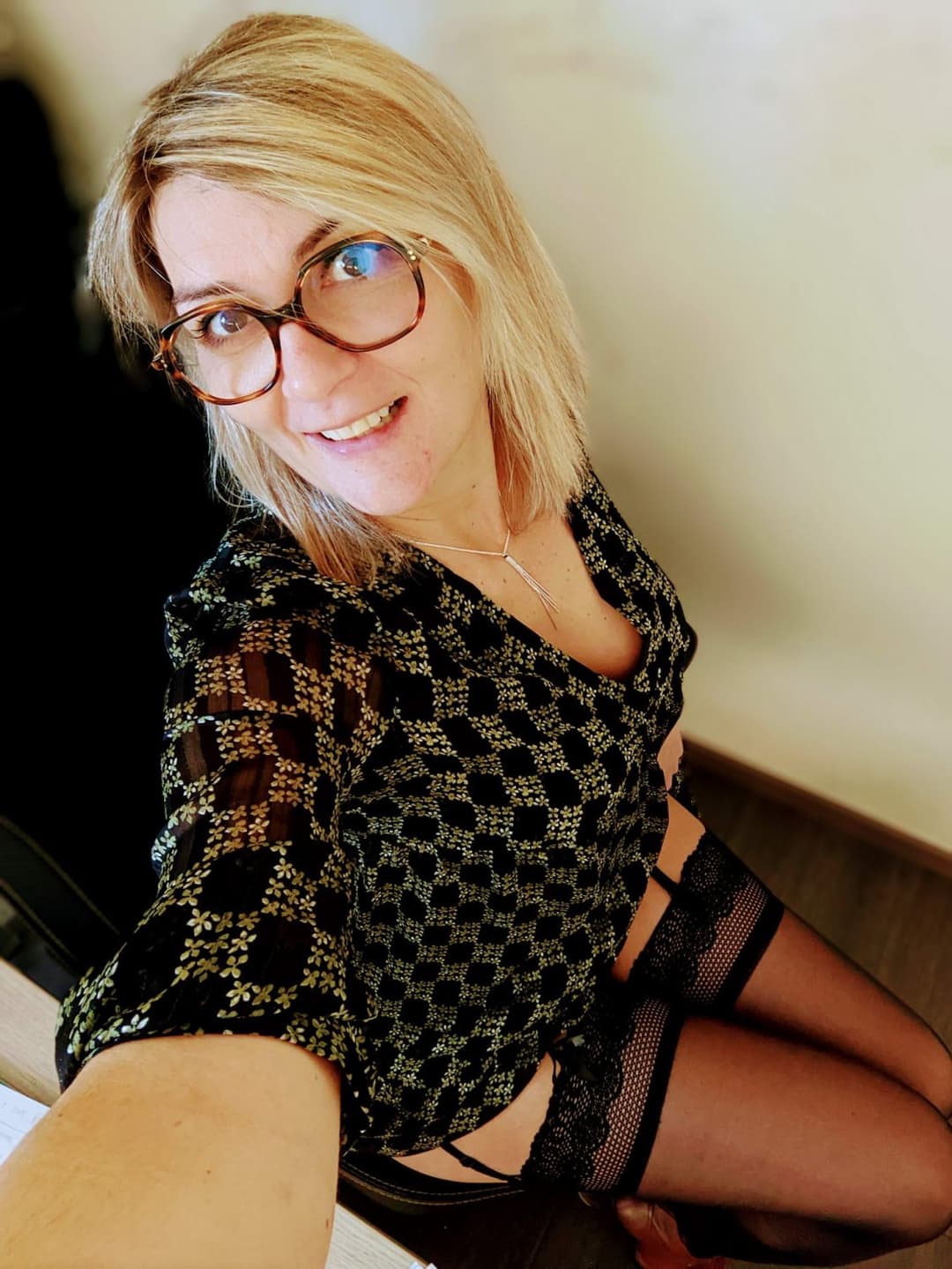 Secretaire salope se masturbe au bureau (France)