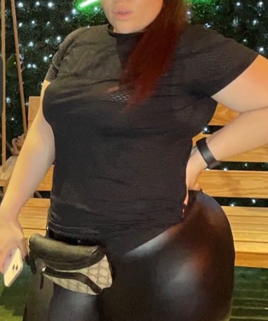 Pretty red big booty bitch ?