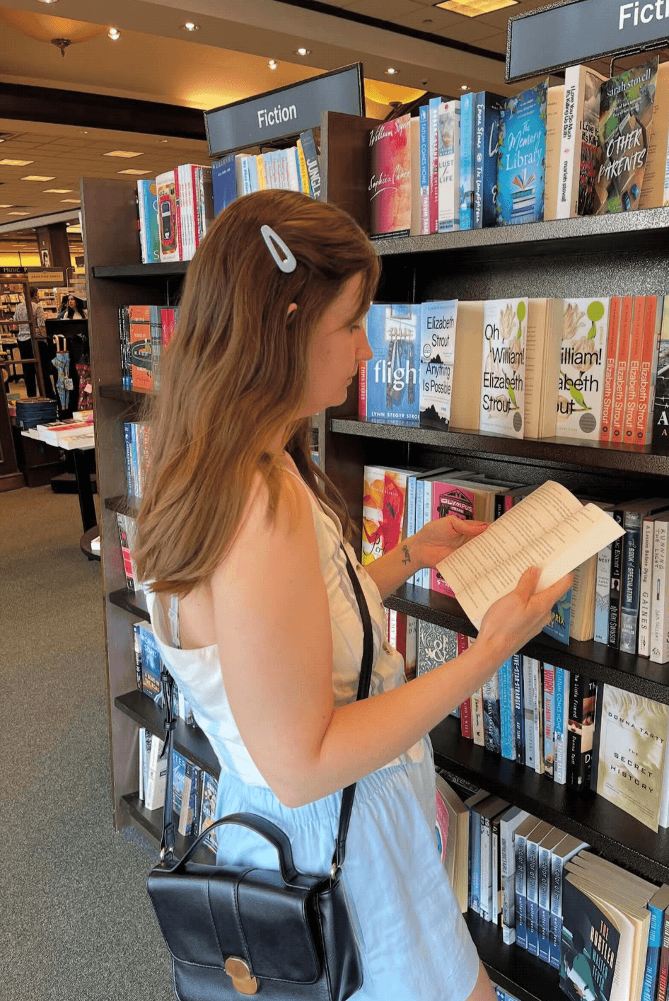 Got a creepshot of this book nerd bitch at Books A Million. Was tempted to grope her then and there.