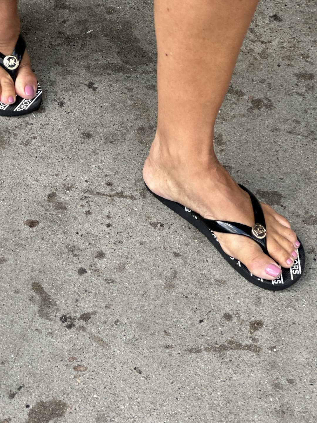 Random HotMoms & Milfs who are Fuckable & there Feet