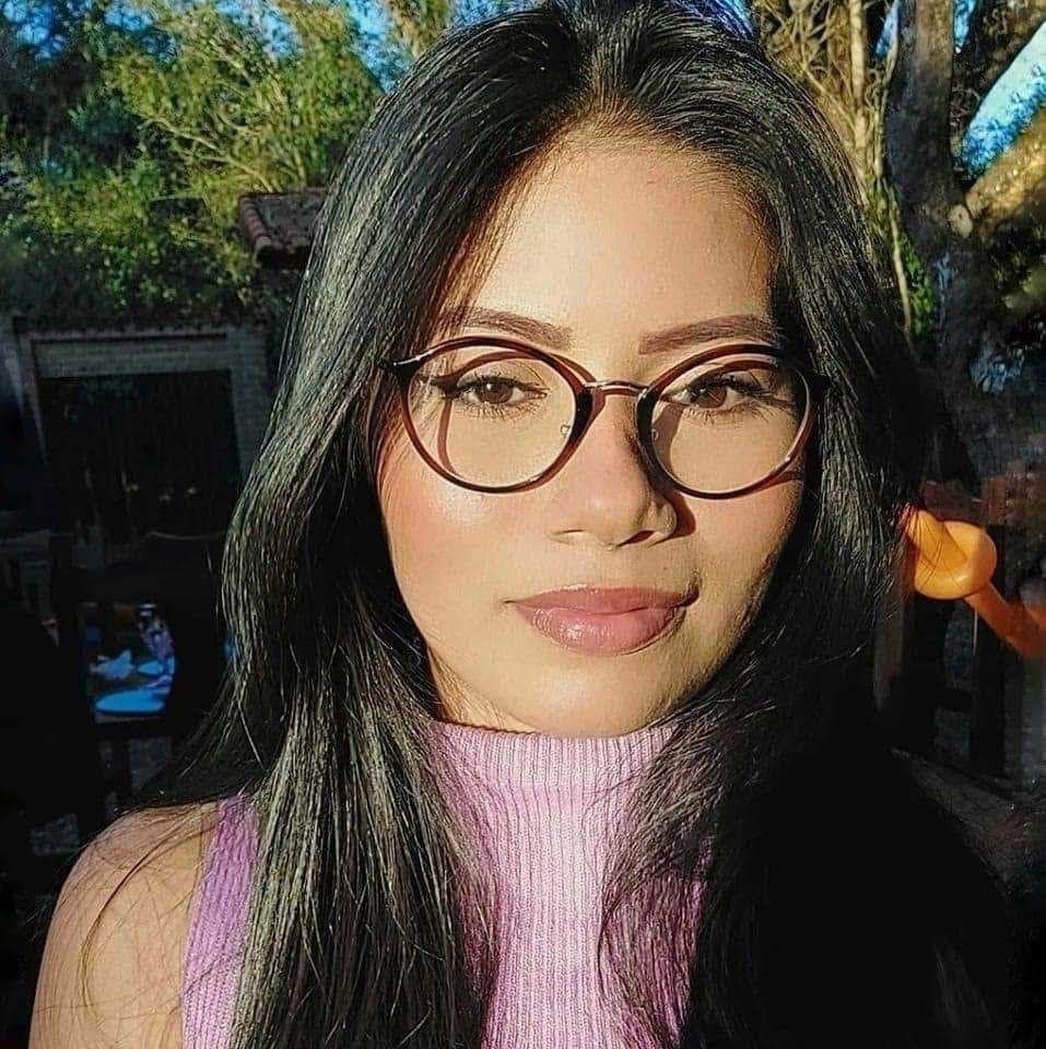 Morena vazada toda aberta