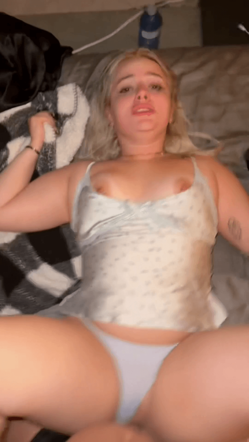 loirinha linda chupou e deu a bucetinha pro amigo