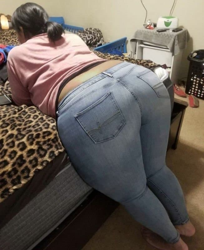 Esta morena tiene un pinche culote bien rico y su vagina muy apretadita