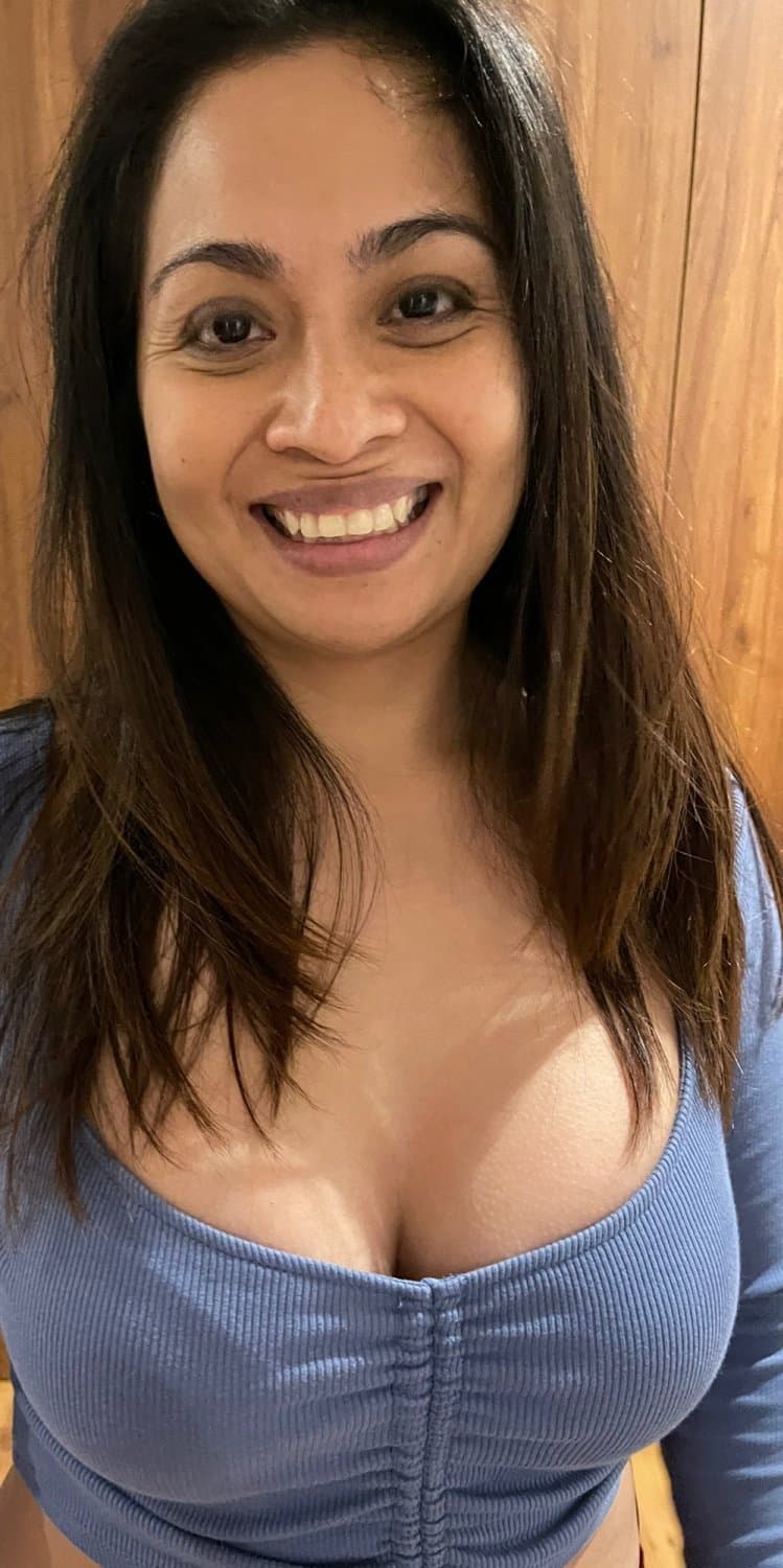 EXTREMELY HOT BEAUTIFUL NRI BUSTY MILF GIVING SENSUAL DEEP BLOWJOB SUCKING BALLS