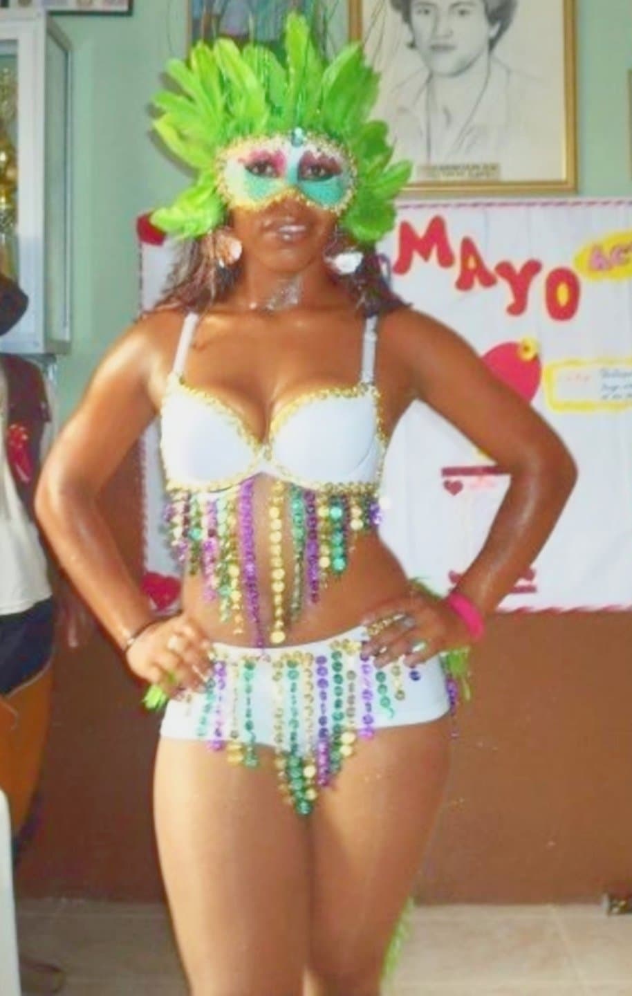 Click to view full size Valeria Cortéz - Bailarina de "Baila la Noche" - la conocí en la playa y me envía fotos sexy