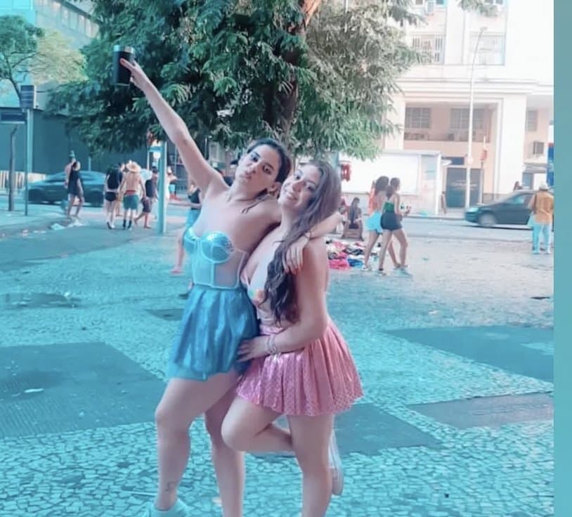 AMIGA SOLTEIRA LEVOU A AMIGA CASADA PRA FAZER SURUBA NA LANCHA COM OS EMPRESARIOS E FORAM VAZADAS