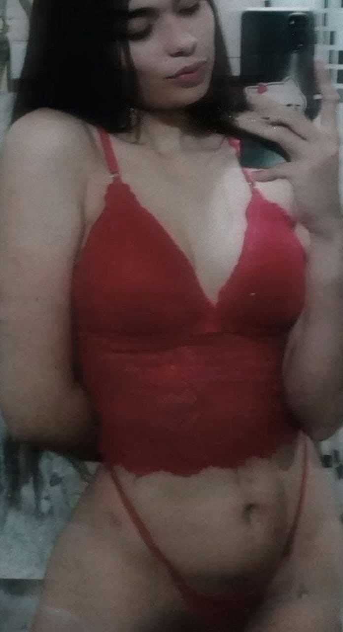 Putita Argentina con cuerpo perfecto enseñando y mamando verga