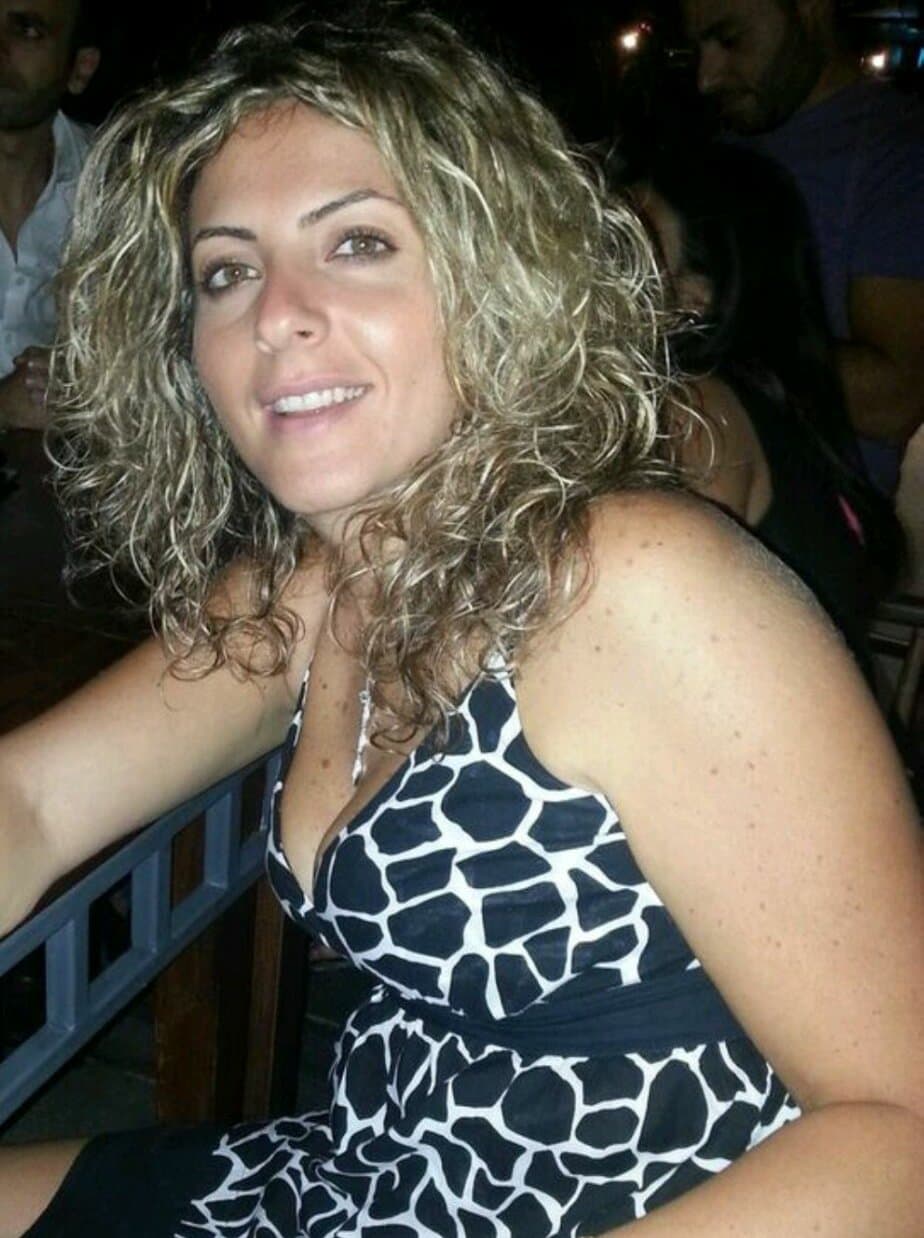 Stunning Sexy Amateur Wife Showering